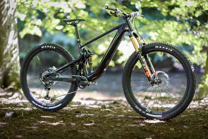 Das Path Riot LTD ist maximal gewichtsoptimiert. Leichte Reifen und Carbon-Laufräder, Fox 36 statt 38 und “nur” 150 Millimeter Federweg vorne, damit zielt das LTD-Modell eher auf lange Touren als auf Abfahrtsspaß.