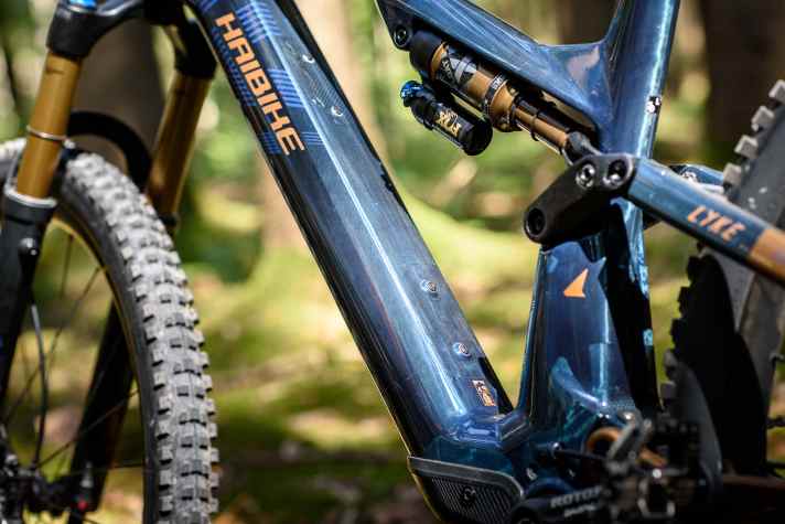 Das Unterrohr des Haibike Lyke hat zwei Aufnahmen für Flaschenhalter. Im unteren Halter findet optional der Range Extender (210 Wh) Platz. Dieser soll in allen Rahmengrößen passen. Die oberen Befestigungspunkte eignen sich aufgrund des geringen Platzangebots eher für Zubehör oder sehr kleine Wasserflaschen.