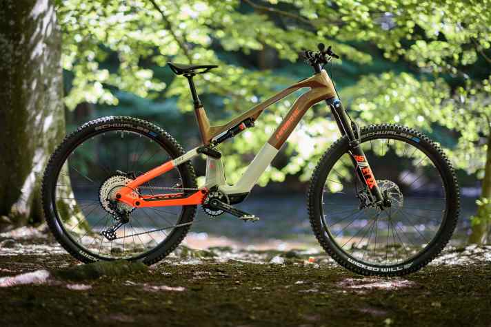 Haibike Lyke 10: Das Einstiegsmodell kostet 6499 Euro. Entgegen der Abbildung kommt das Bike mit einem Rockshox-Fahrwerk aus Lyrik Select und Deluxe Select+. Gewicht: 19,2 Kilo in Größe L, gemessen im EMTB-Labor, leicht abweichende Ausstattung (siehe Foto).