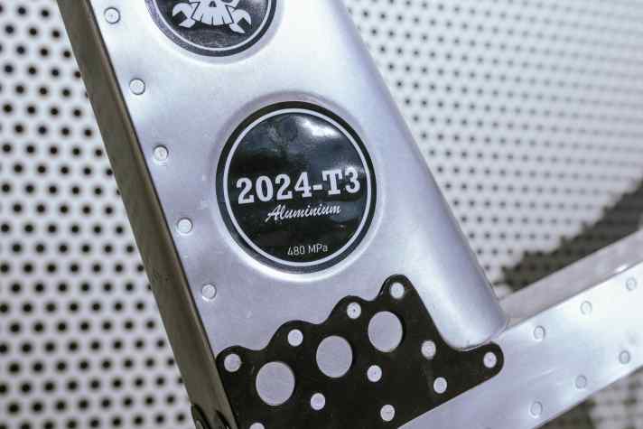 Das Kürzel der hochfesten Alu-Legierung prangt wie ein Gütesiegel auf dem Sitzdom: 2024-T3. Thomas hat die teuren Bleche, die üblicherweise im Flugzeugbau verwendet werden, in den USA bestellt.