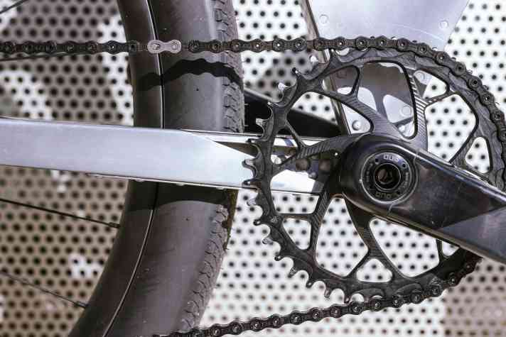 Thomas liebt ausgiebige Kilometer-Orgien mit straffer Kette: Für maximalen Speed hat er ein riesiges, 40er Kettenblatt montiert.