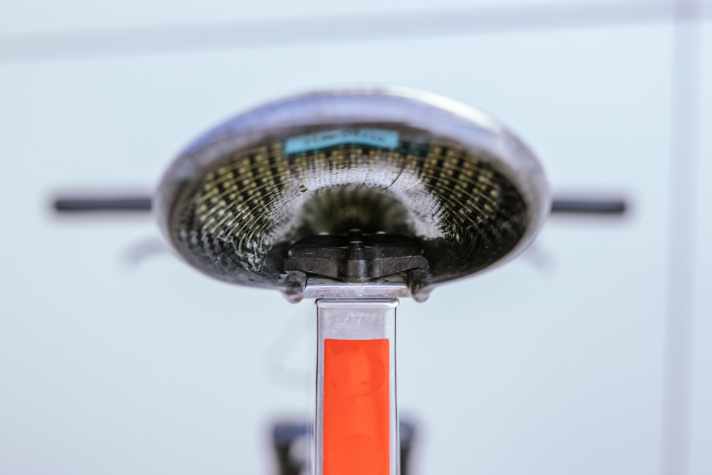 Gestell und Schale bilden beim 62 Gramm leichten Sattel der Carbon-Manufaktur Becker eine Einheit. Um beim Gesamtgewicht unter den geplanten 8 Kilo zu bleiben, kam es bei der Ausstattung auf jedes Gramm an. Der Sattel ist übrigens bequemer als er aussieht.