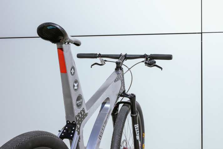 Klare Kanten, glatte Flächen: Der Rahmen von Thomas’ Custom-Mountainbike ist einzigartig.