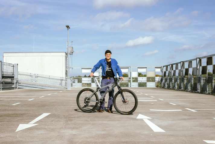 Mann und Maschine: Thomas Lukasczyk mit seinem spektakulären Selbstbau-Hardtail beim Shooting auf einem Parkhausdeck.