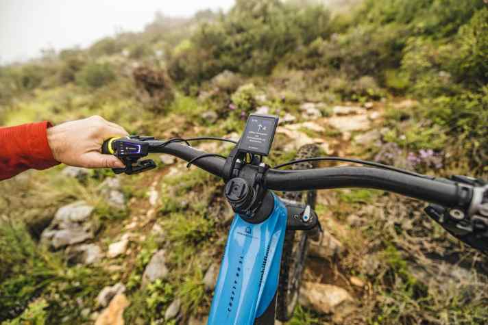 So funktioniert die Schiebehilfe an aktuellen Bosch E-Bikes: Lange auf die untere Taste drücken...