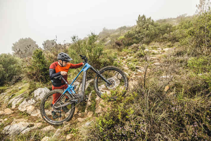 Mit dem Ellbogen dosiert Druck nach unten geben, so bekommt das Hinterrad des E-Bikes beim Schieben Traktion.