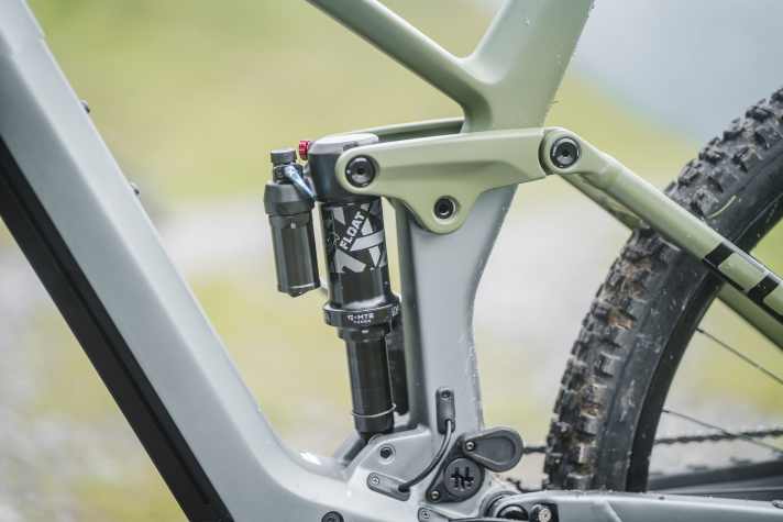Der Fox Float X LSR liefert 140 mm Federweg am Heck - der Akku-Port die Power.
