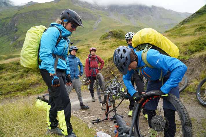 Platte Reifen gehören beim Mountainbiken dazu. Auf einer Transalp immer auf ausreichend Profil achten, das Gestein ist gerade im Hochgebirge häufig scharfkantiger als im Mittelgebirge.