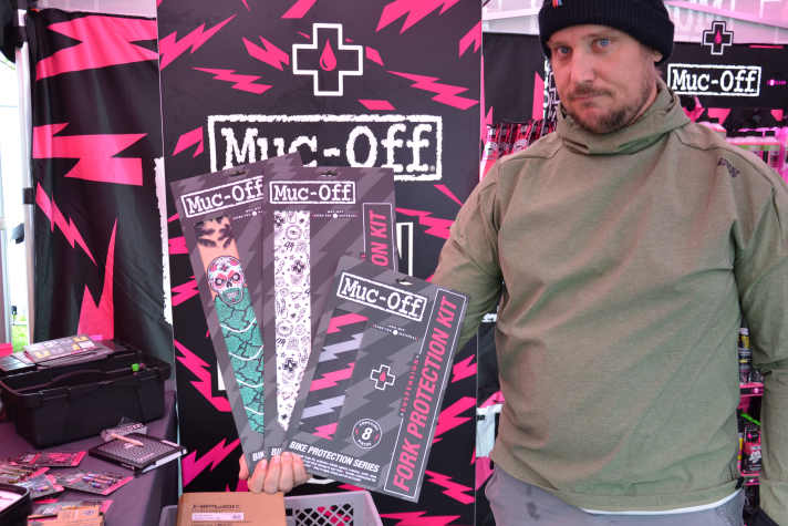 Zudem bietet Muc-Off jetzt auch komplette Rahmenschutzsets an: Das große Set hat 45 Teile und kostet 80 Euro.