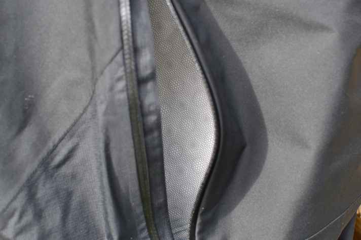 Norrøna fjørå dri1 Pants: Verschweißte Reißverschlüsse und eine hauseigene Membran machen die MTB-Regenhose wasserdicht.