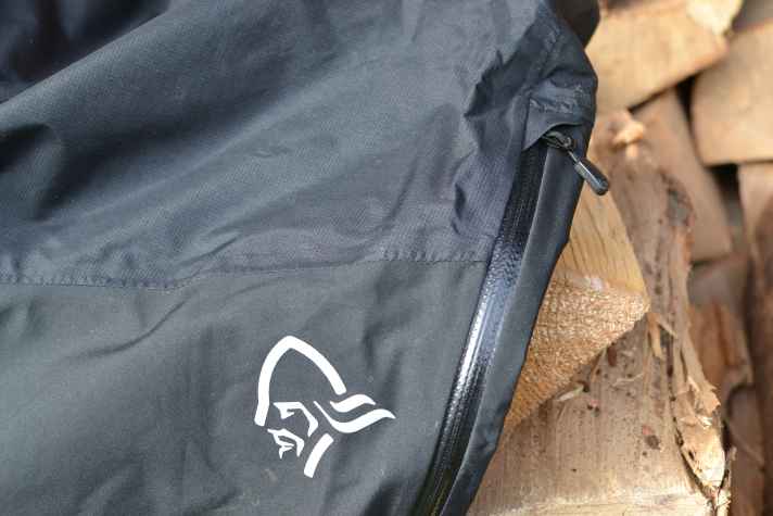 Robustes Ripstop- trifft dehnfähiges Material. Beide Stoffe an den fjørå dri1 Pants sind wasserdicht, atmungsaktiv und recht resistent gegen Abnutzung.