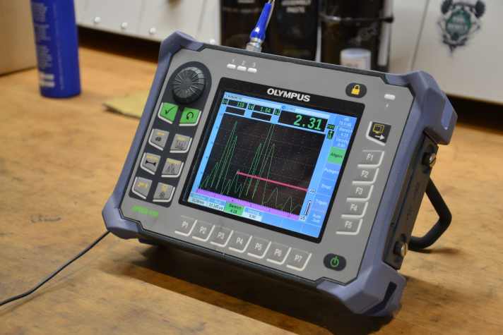 Materialstärkeprüfung mittels Ultraschall: So finden die Techniker Schäden an Carbonrahmen.