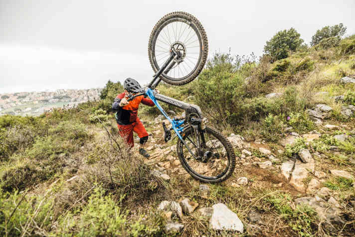 Auch auf dem Hinterrad schiebend funktioniert die Bosch Schiebehilfe beim E-Bike.
