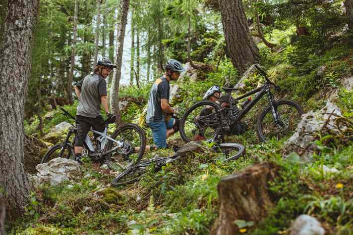 An der falschen Stelle gespart: Die leichten Reifen verhelfen dem Specialized Kenevo SL zwar zu mehr Spieltrieb. Speziell am Heck fällt der Pannenschutz angesichts der Vollgas-Qualitäten des Bikes aber zu gering aus.