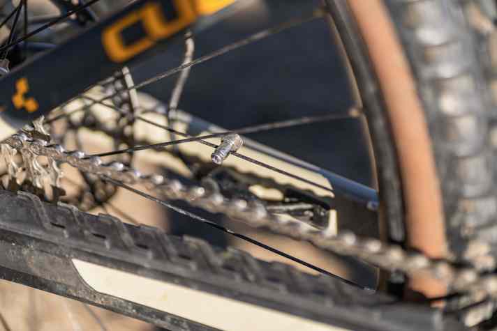 Integration: Endlich steckt auch bei den meisten günstigen Bikes der Magnet für den Speed-Sensor in der hinteren Bremsscheibe. Nur Cube setzt weiterhin auf einen veralteten und anfälligen Speichenmagneten.