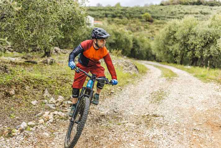 Wichtig bei Kurvenfahren auf Schotter mit dem E-MTB: Der Blick geht weit nach vorne an den Scheitelpunkt der Kurve.