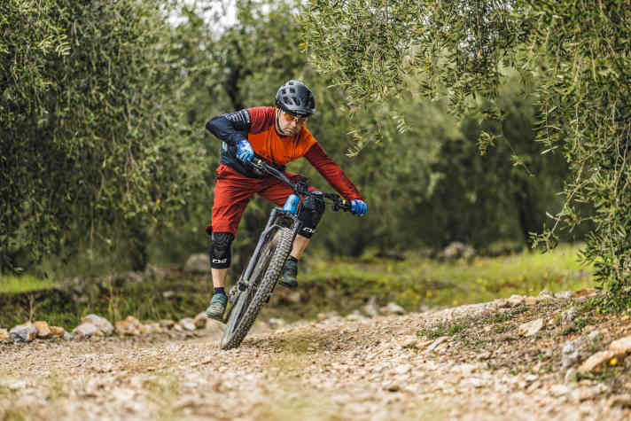 E-MTB schräg legen, Innenarm strecken, Körperschwerpunkt bleibt im senkrechten Lot: So kommt man gut auf Schotter um die Kurve.