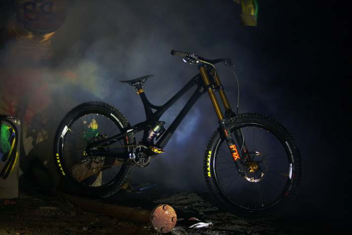 Das Downhill Bike Ribisu Rocket DH von seiner dunklen Seite.
