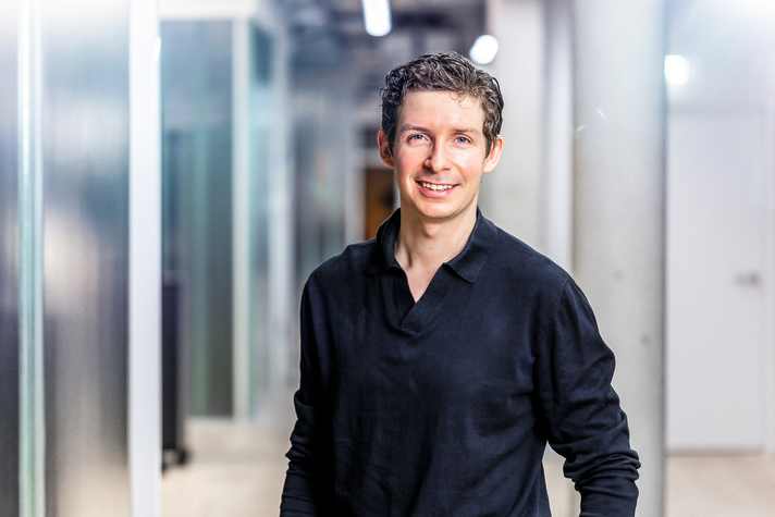 Felix Jahn, CSR-Manager bei Schwalbe, ist stolz darauf, nach dem Recycling von Schläuchen nun auch Reifen wiederverwerten zu können.