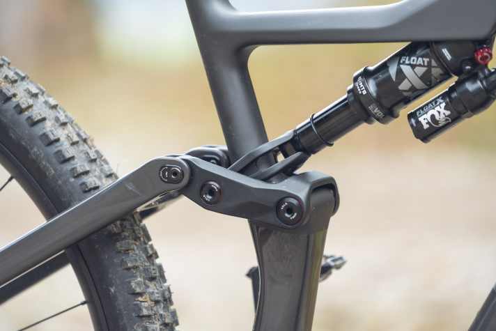 Das Besondere der Focus-Kinematik war in den letzten Jahren eine komplizierte, mehrfach umgelenkte Dämpferanlenkung. Aus Gewichtsgründen wurde das System für das Jam SL-Bike deutlich vereinfacht und schlanker gestaltet.