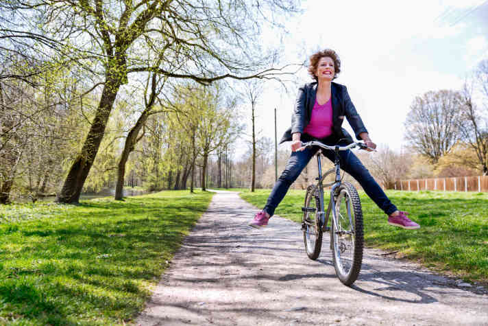 Laura Burckhardt heute auf einem alten MTB-Cruiser. Die Ex-Worldcup-Bikerin arbeitet heute als Business-Coach.