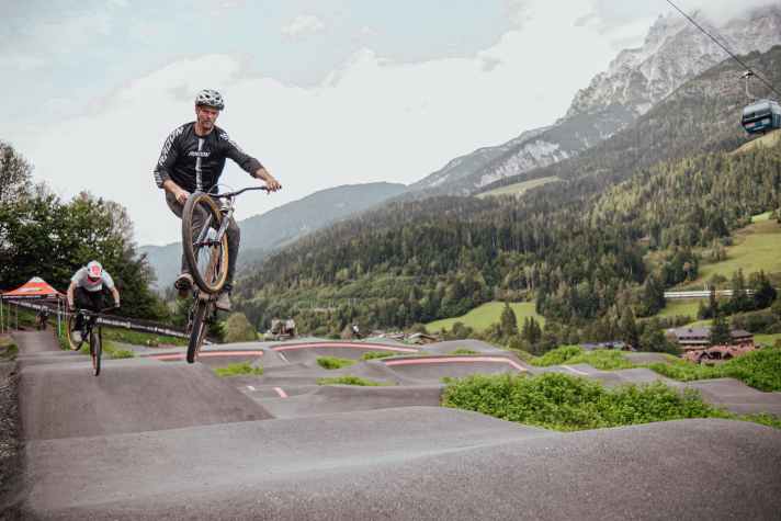 Four Cross Weltmeister und Pumptrack-Styler Joost Wichmann fährt sich schon mal warm für den Pumptrack-Workshop. Hier kann man auch am Samstag um 16:00 noch einmal teilnehmen.