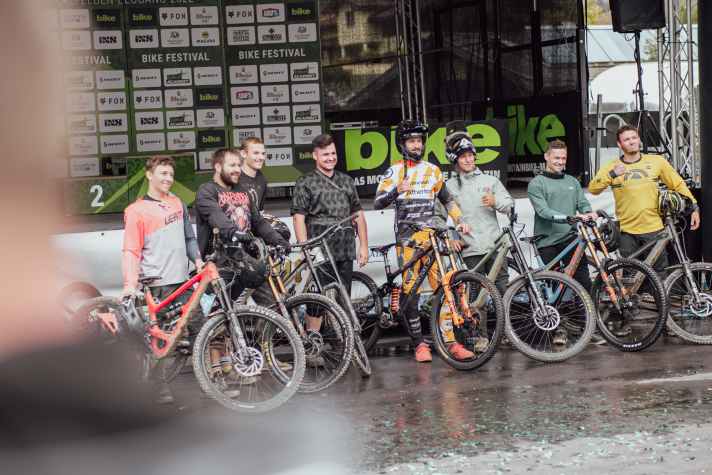 Ganz ohne Action geht`s aber auch bei Andi Kolb nicht. Er zeigt im Workshop seine ganz persönliche Line auf der Worldcup Downhill-Strecke in Leogang.