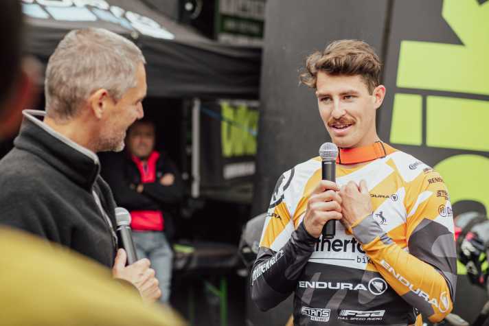 Worldcup-Downhiller Andi Kolb lässt nach einer extrem erfolgreichen Saison in Leogang einfach mal die Seele baumeln.