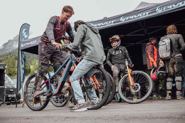 Testbikes gehen natürlich nur mit optimalem Setup auf die Teststrecke. Dafür sorgen die Teams der Hersteller persönlich.