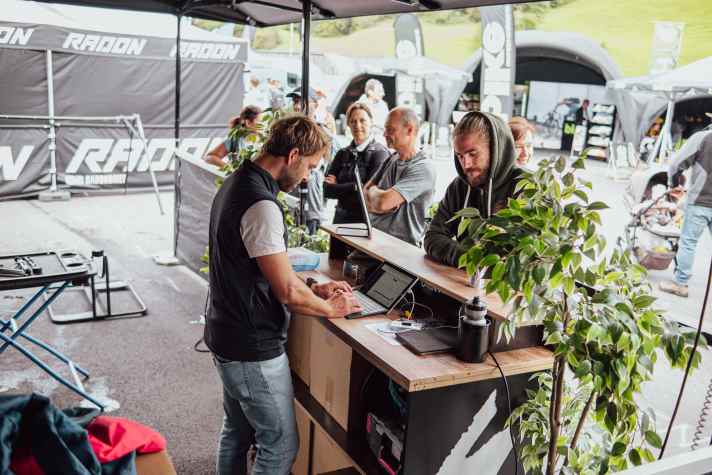 Schlange stehen: selbst am ersten Festival-Tag waren die Testbikes schon heiß begehrt.