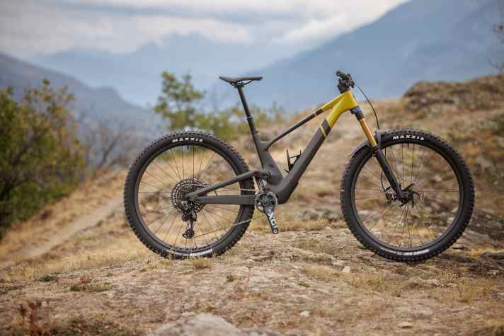 Das Scott Genius ST 900 Tuned für 10.999 Euro. Die Modelle mit dem Kürzel ST im Gepäck (ST steht für Super Trail) hat Scott verstärkt für rasante Downhills optimiert.