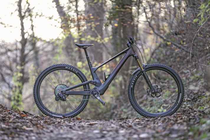 Wer richtig viel Geld ausgeben kann und will, der bekommt auch 2023 noch ein leichtes All Mountain, wie das 13,15 Kilo schwere Scott Genius 900 Ultimate für 11999 Euro.