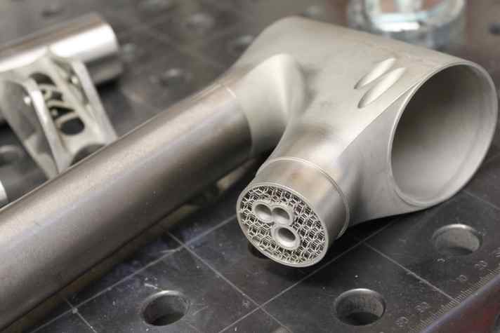 Solche Gitterstrukturen wären ohne 3D-Drucker nicht möglich. Das Endprodukt ähnelt in seinen Eigenschaften aber “normalen” Stahl- oder Titanmuffen.