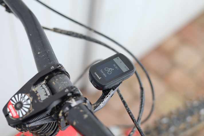 Unauffällig lässt sich der 32 Gramm leichte Garmin Edge 130 Plus ins Cockpit integrieren.