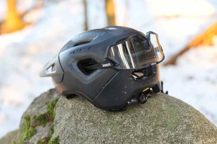 Die einzige Option während der Fahrt eine Brille zu verstauen, findet sich auf der Rückseite des Scott MTB-Helmes. Das können andere besser.