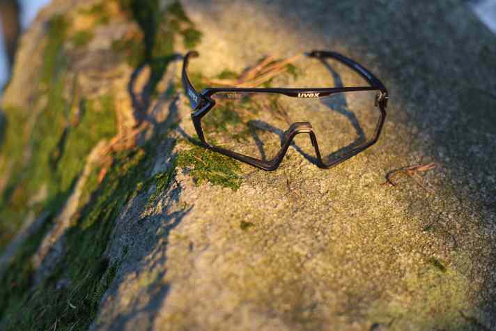 Gerade bei wenig Licht in der dunklen Jahreszeit bietet die Uvex Bike-Brille mit klaren Wechselgläsern den Augen Schutz ohne zusätzlich abzudunkeln.
