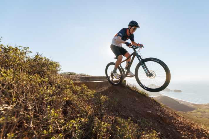 Das neue DV9 ist für jeden Spaß zu haben, egal ob Rennen oder Trails.