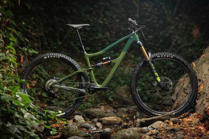Das Enduro Ibis Ripmo kommt mit neuen Kettenstreben und dem standardisierten UDH-Schaltauge.