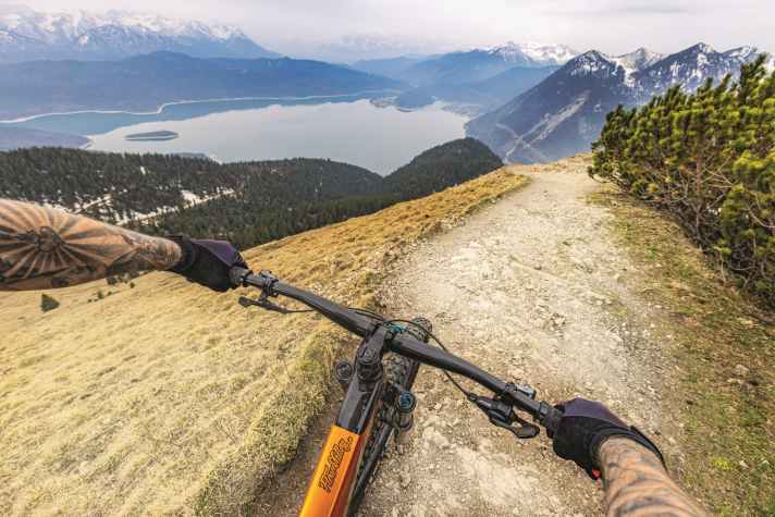 Immer im Blick: Die meisten Biker haben auf dem Trail Cockpit-Teile aus Asien im Blickfeld.
