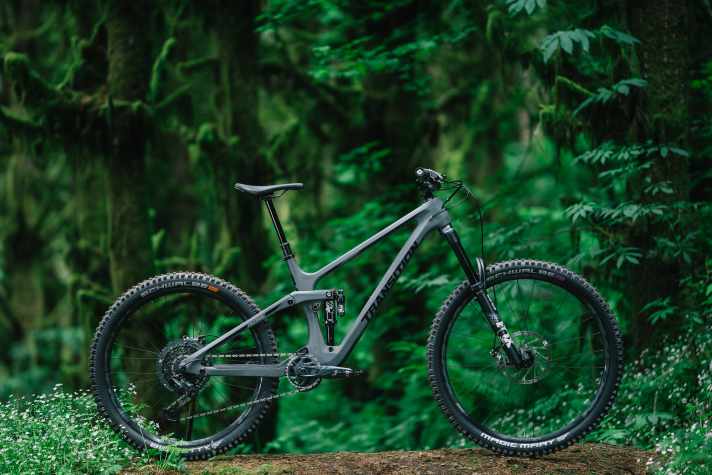 Moonshadow heißt die Farbe des Transition Patrol Carbon. Die Optik des Rahmens sieht dem Alu-Modell zum verwechseln ähnlich.