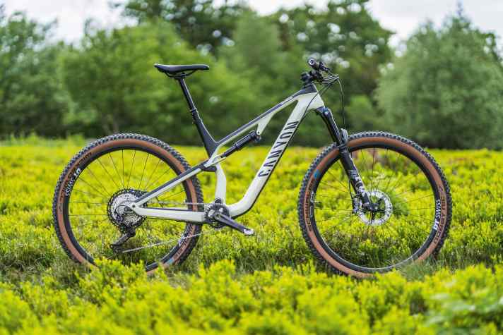 Das Canyon Neuron CF 9 für 3999 Euro. Es kommt mit Fox Performance Elite Fahrwerk und Shimano XT-Gruppe. 