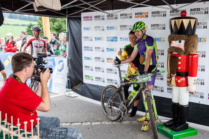   Ein Zielfoto mit Nussknacker und Finisher-Girls: beim EBM Tradition.