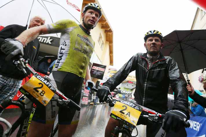   Mit 17 Teilnahmen lässt sich Transalp-Routinier Karl Platt auch von einem Schlechtwettertag nicht aus der Ruhe bringen, wie hier 2014.