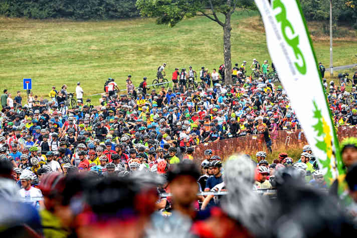   Das kleine Örtchen Seiffen an der Grenze zu Tschechien ist eigentlich für Nussknacker und geschnitzte Weihnachts-Deko bekannt. Am ersten August-Wochenende aber ist Seiffen das Zentrum des Marathonsports.