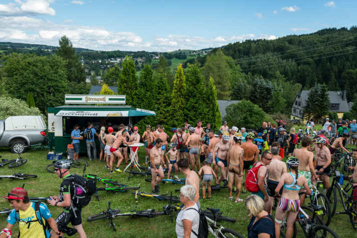   Der EBM ist nicht nur Marathon, sondern ein Party-Wochenende für MTB-Freaks. Der Underpant Ride am Vorabend des Marathons ist ein herrlich-schräger Rand-Event.