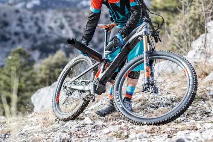   Beim leichten Fazua-Antrieb lässt sich die Antriebseinheit mit wenigen Handgriffen aus dem Bike nehmen. E-MTBs mit Fazua-Motor gibt's vom Hardtails bis zum Enduro.