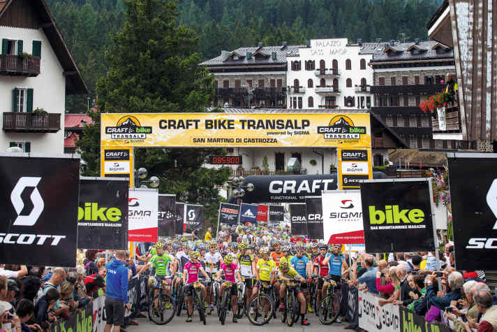   Etappe 5 der BIKE Transalp 2022 führt von Kaltern nach San Martino. Wer sich seine Kraft clever einteilt, kann unterwegs die Blicke auf die ersten Dolomiten-Spitzen und die abschließende Abfahrt besonders genießen.