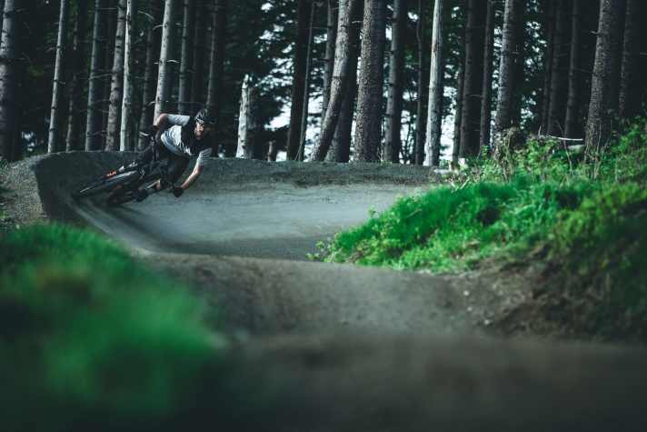   Perfekt geshapt und vielleicht unterstützt mit dem Geld eines Bike-Herstellers?! 