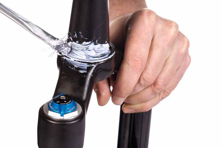 Regelmäßiges <a href="https://www.bike-magazin.de/service/schrauber_tipps/steuersatzlager-tauschen--fetten--so-wird-gemacht" target="_blank" rel="noopener noreferrer nofollow">Reinigen und Fetten am Steuersatz</a>  sorgt dafür, dass die Lager geschmeidig laufen und sie besser vor Dreck und Wasser geschützt sind. Zudem beugt die Fettpackung nervigen Knackgeräuschen vor.