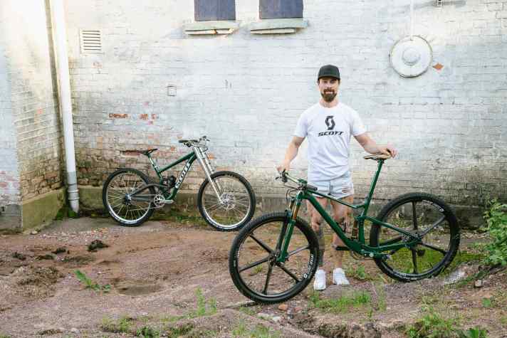 Das grüne Scott Spark war Teil eines älteren Zwillingsprojekts, das „British Racing Green“ hieß. Das Gewicht damals: 8,83 Kilogramm. Zusätzlich hatte Gullholm auch noch ein Downhill-Bike aufgebaut. Beim Farbton hatte sich der Schwede auch damals schon vom Motorsport inspirieren lassen.